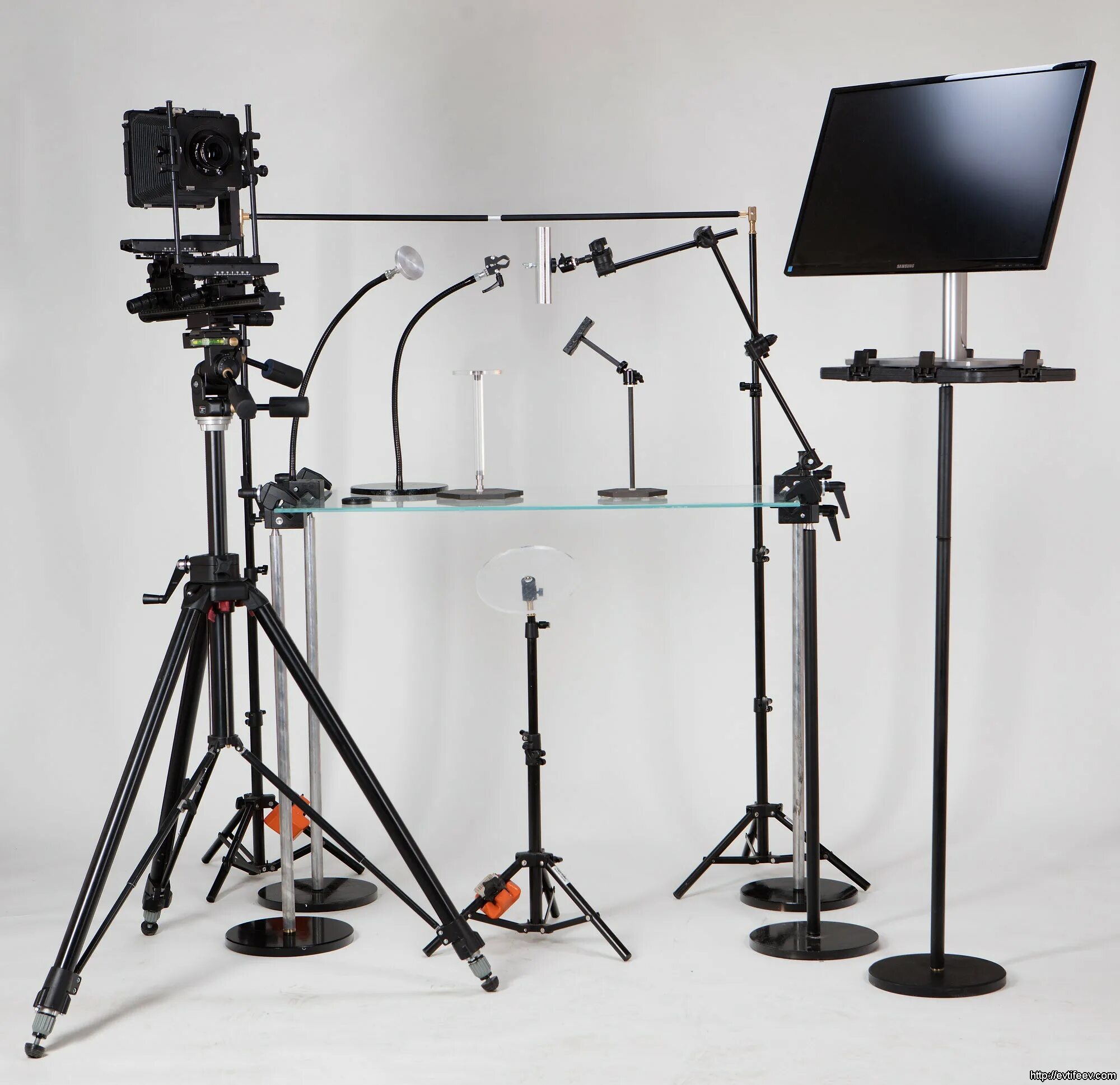 Инвентарь для предметной съемки. Крутящаяся камера для съемки. Стол для съемок видео. Стол для съемок видео. Подставка для предметной съемки.