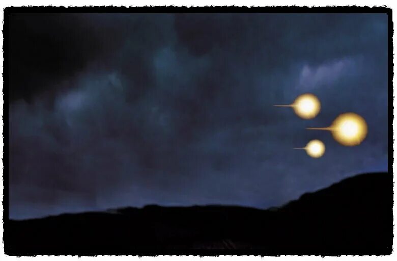 Огненный шар ночью. Огненные шары в небе. Огненный шар в небе НЛО. Огненный шар НЛО. НЛО Огненные шары.