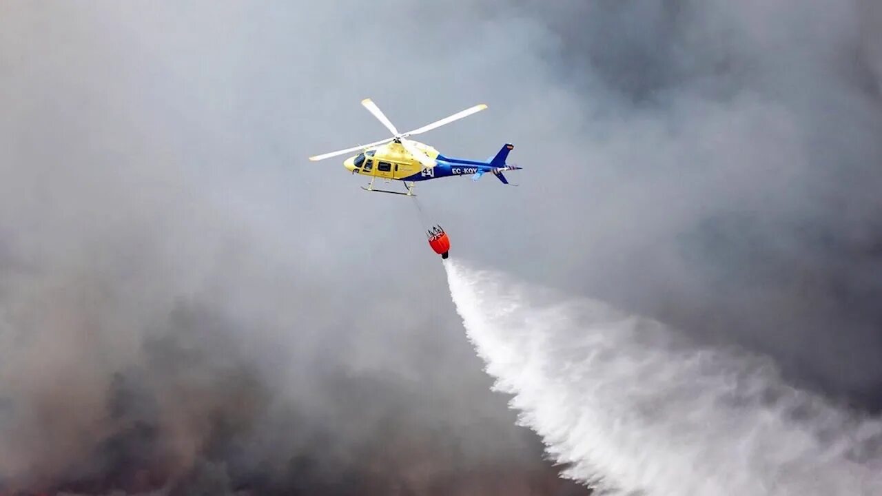 Тушение пожаров с помощью вертолетов впр. Пожарные самолеты и вертолеты. Вертолет для тушения пожаров. Пожарный самолет. Вертолет "пожарный".