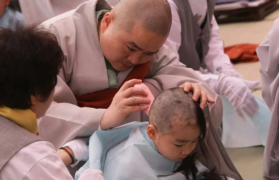 Подстричь в монахи. Стрижка буддиста. Подстричься в монахи. Прически буддийских монахов. Прическа буддистских монаха.