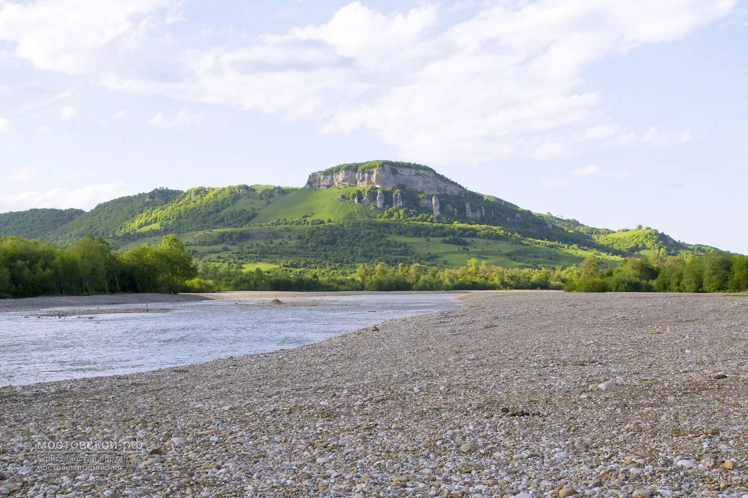 Население мостовского поселка краснодарского края. Пгт мостовской мостовский район. Горячие источники мостовской район жемчужина предгорья. Станица мостовая. Термальные источники адыгея мостовской.