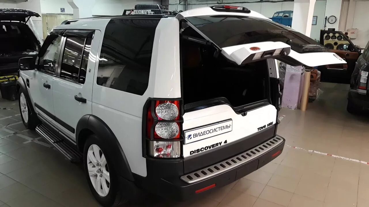 Багажник дискавери 4. Ленд Ровер Дискавери 4 багажник. Land Rover Discovery 4 багажник дверь. Дверь задняя Дискавери 4 багажника. Электропривод багажника Discovery.