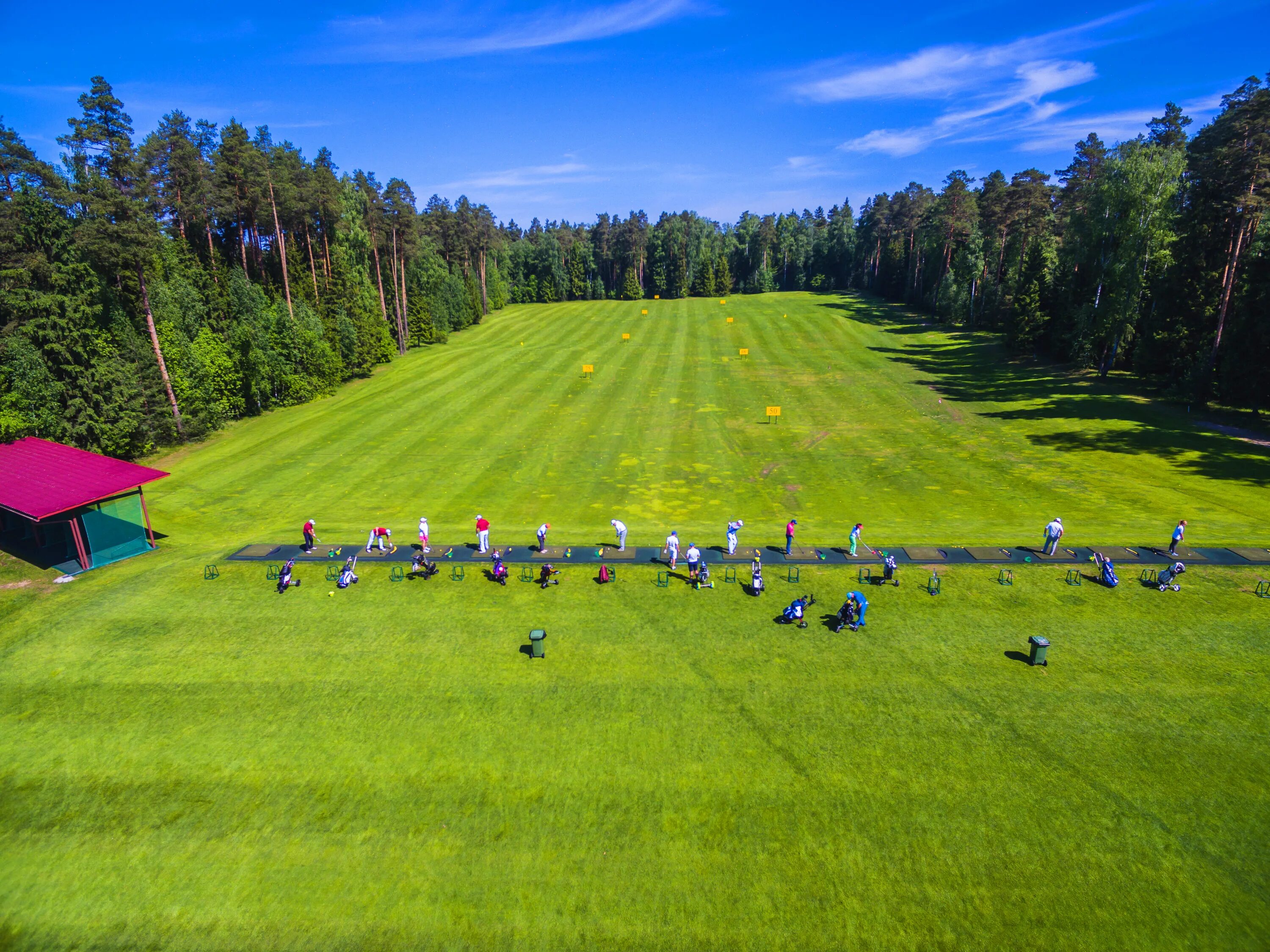 Country club песня. Москоу Кантри клаб гольф поле. Гольф клуб Нахабино. Загородный отель Москоу Кантри клаб. Грейлинг Кантри клаб.