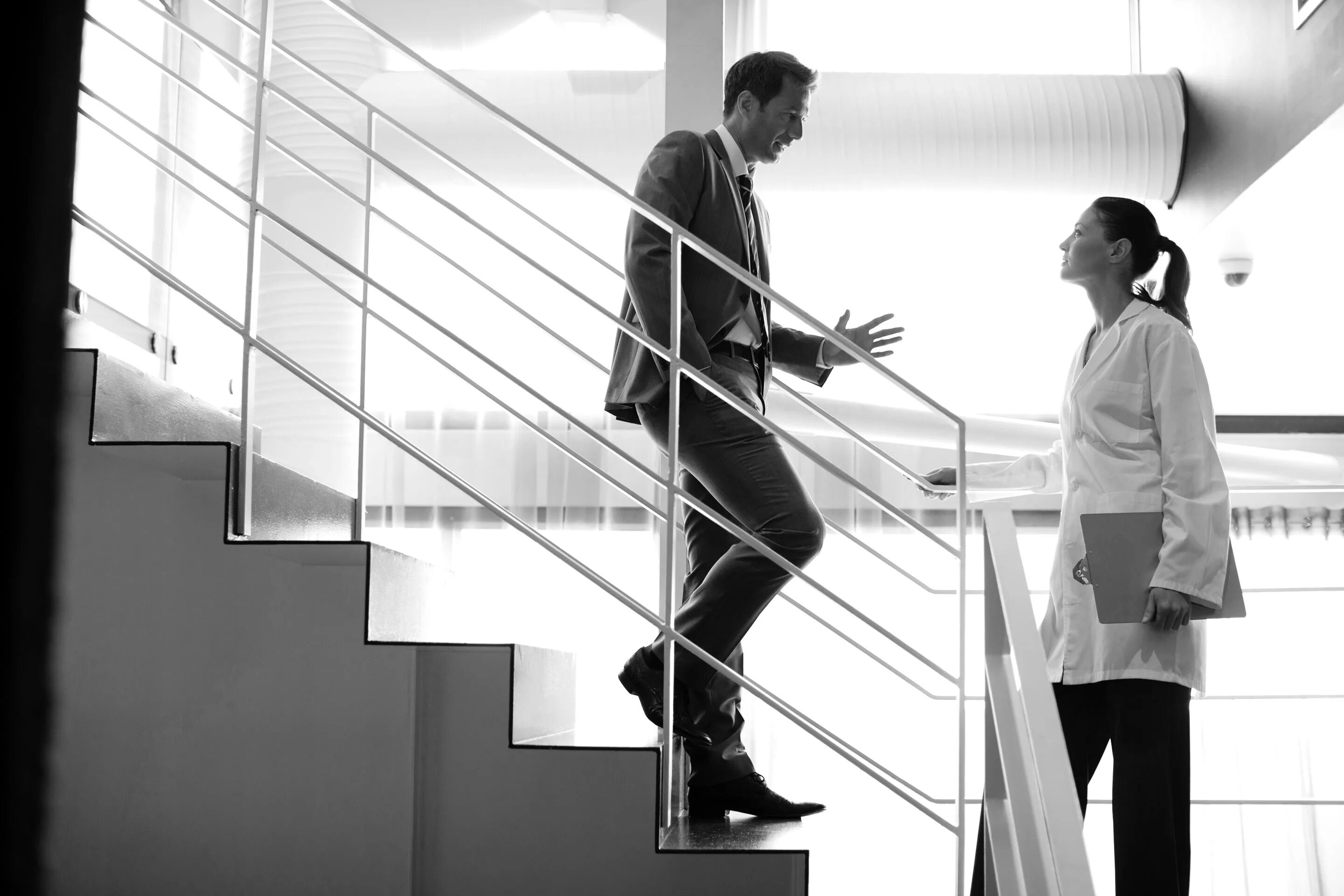 Человек на ступеньках. Смотровая 360 площадка москоу сити. Поднимающийся человек на самый верхний этаж. Человек на ступеньках. Человек на лестнице.