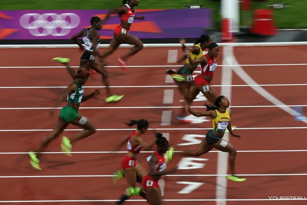 Бег на короткие дистанции парни. Спринтерский бег финиширование. Спортсмен на финише. Бег на 800 метров старт. Спринтерский бег финиширование.