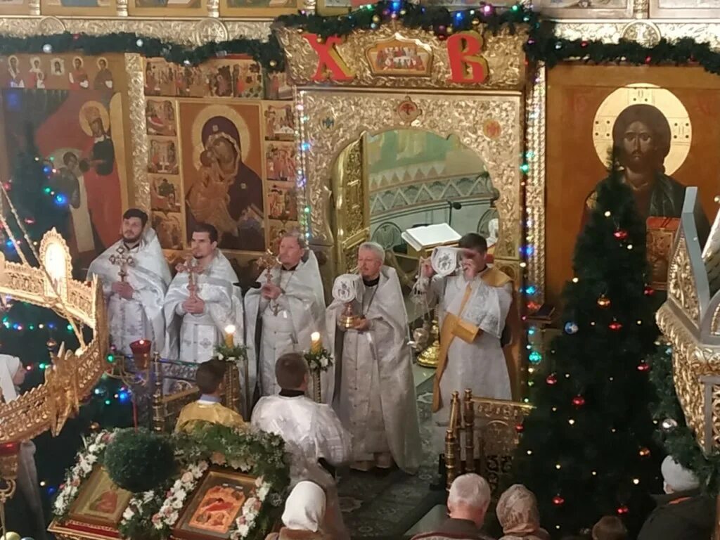 праздничные службы в церкви на рождество. рождество христово служба в храме. рождественское богослужение.