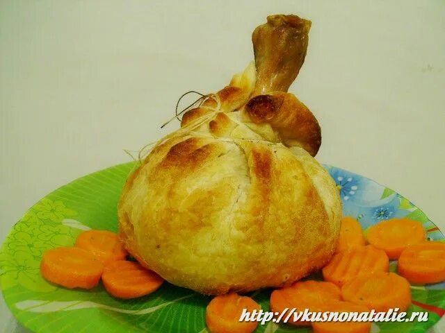 Куриные голени в мешочках. Голень в тесте. куриная голень в тесте. курица в мешочке. куриные ножки в слоеном тесте.