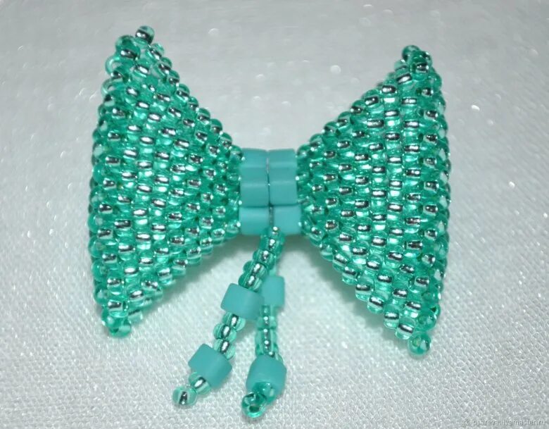 Бантик из бусин. Бантик из бусин. Бантик бисер. Бантики из бусинок. Брошь из бисера бантик.