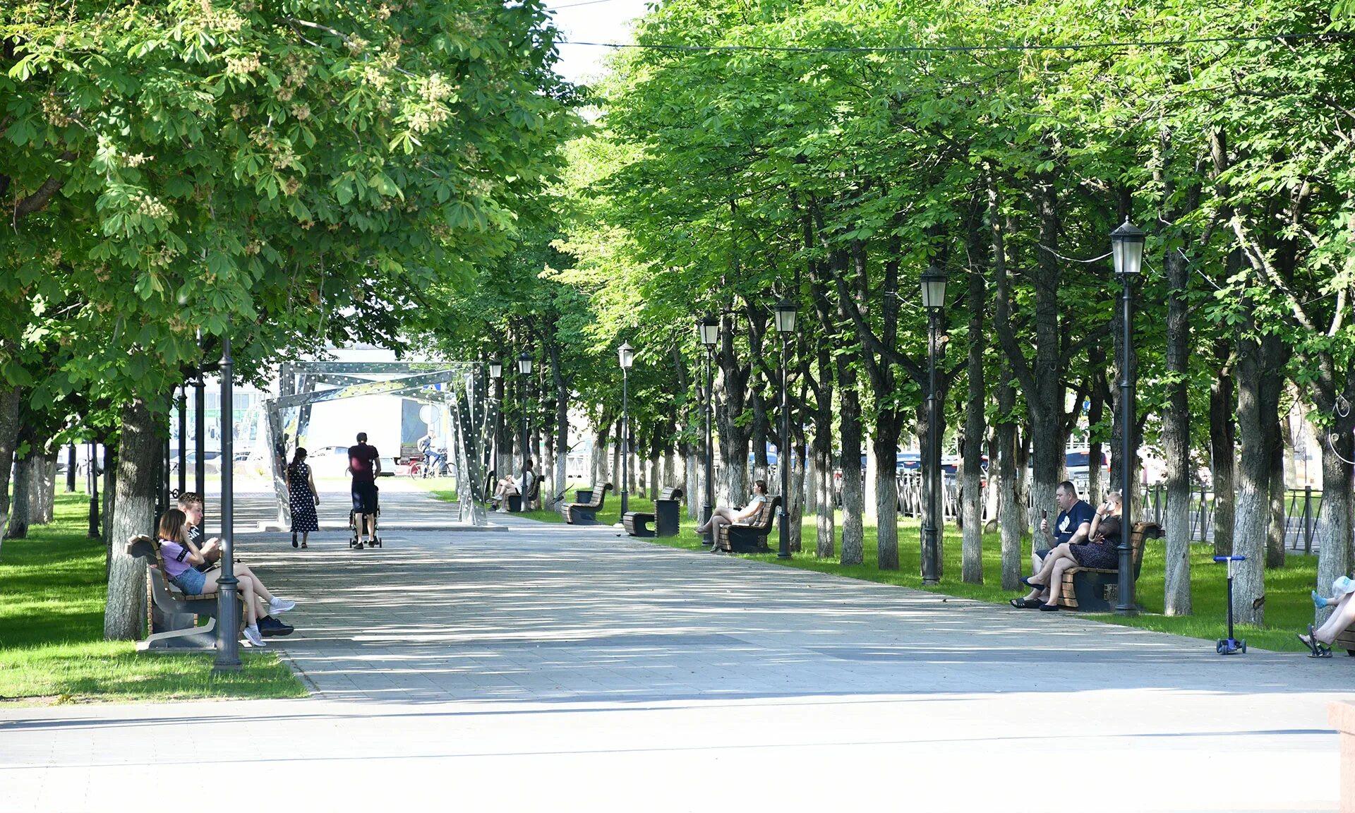 Памятник покорителям космоса брянск володарский. Благоустройство брянска. Брянские дворы. Брянск. Брянская губерния новости брянск благоустройство тротуаров города.