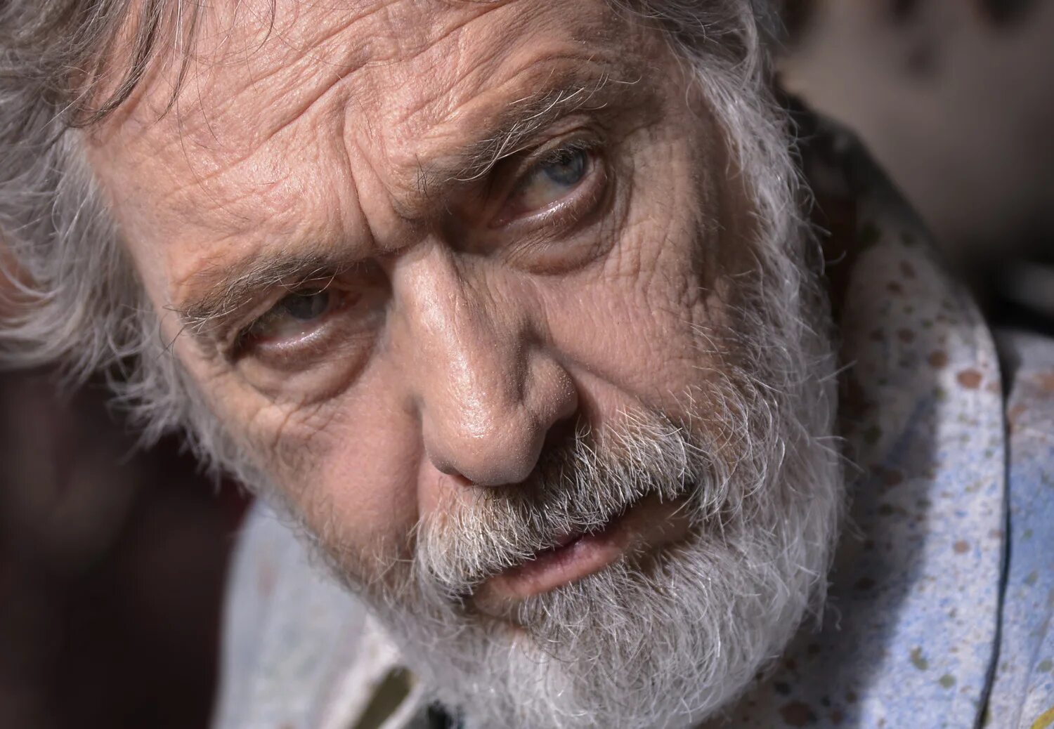 стал я угрюмым больным и седым. умный пожилой мужчина. стал я угрюмым больным и седым. седой мужчина средних лет. угрюмый парень.