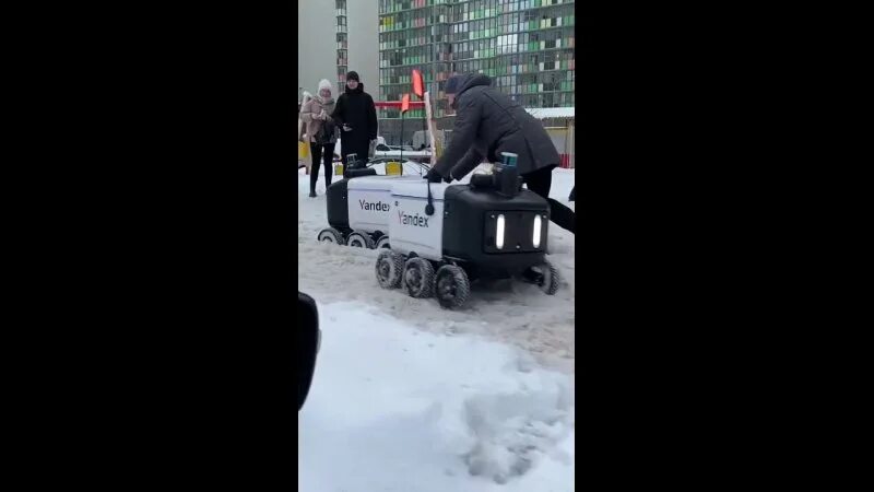 Робот застрял. Роботы застряли в снегу. Яндекс робот застрял в снегу. Яндекс робот в снегу. Робот доставщик застрял.