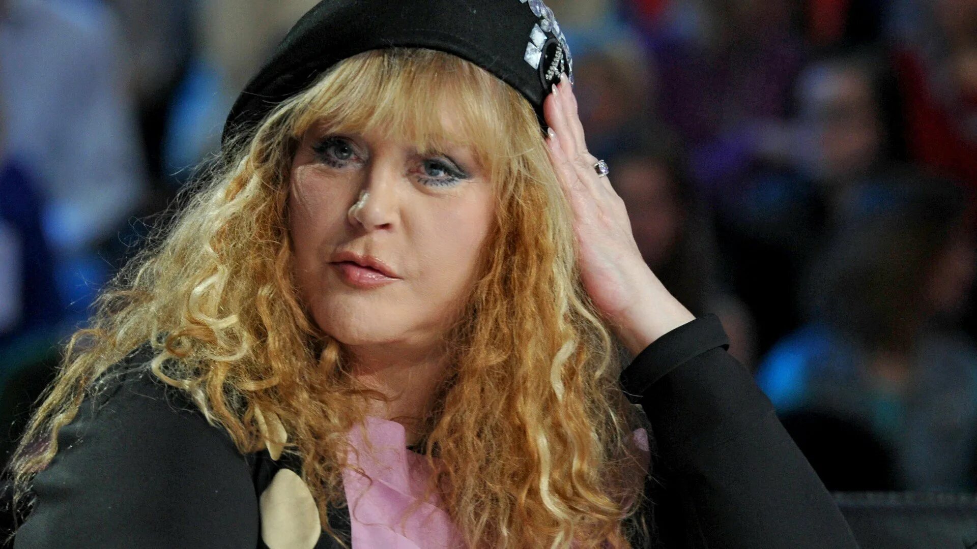 Пугачев время сейчас. Алла борисовна пугачёва. катерина архангельская. оксана пугачева певица. алла пугачева в кепке.