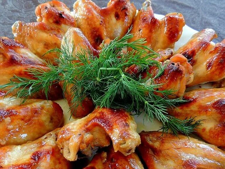 крылышки куриные. крылышки терияки. крылышки в духовке с хрустящей корочкой. крылышки в духовке. куриные крылышки в духовке с корочкой хрустящие.