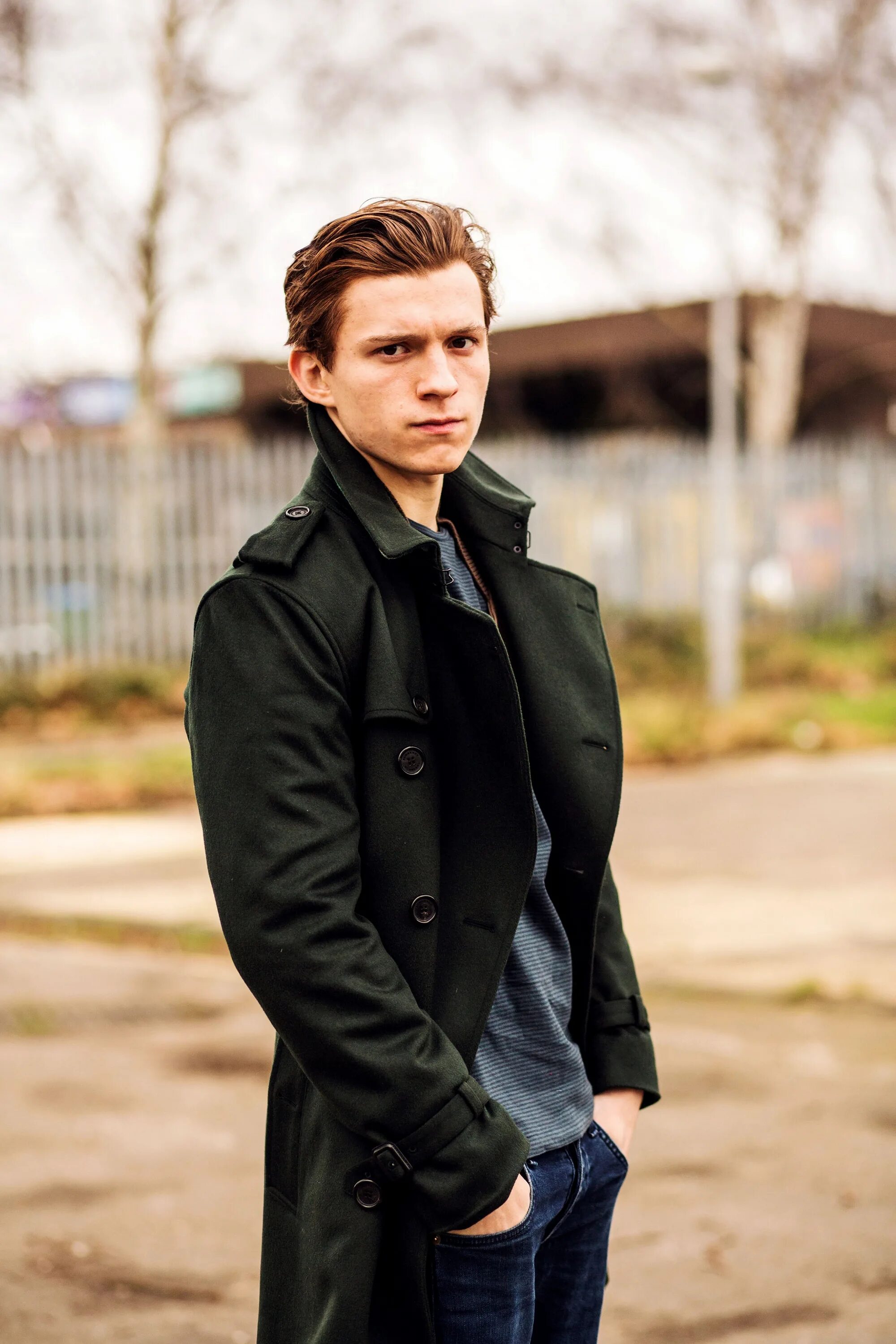 Том Холланд. Том Холланд красивые фото. Tom Holland на улице. Красивый парень в пальто.