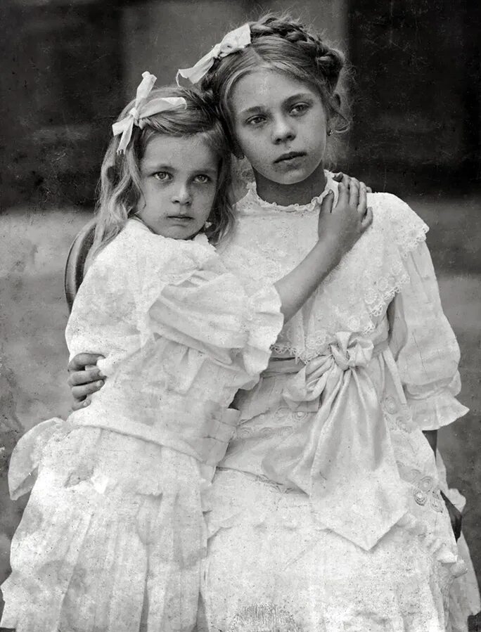 Подруга детства. Художник сандра кук картины. Босоногие подруги. Двух сестер ретро. Фотосессия в старом стиле две женщины.