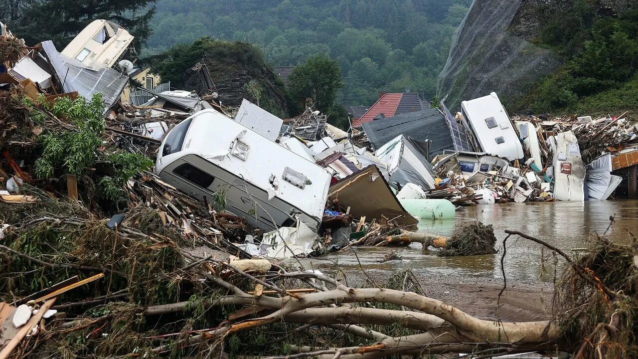 Ураганы землетрясения. Катастрофическое затопление. Катастрофические наводнения. Затопленная Европа.