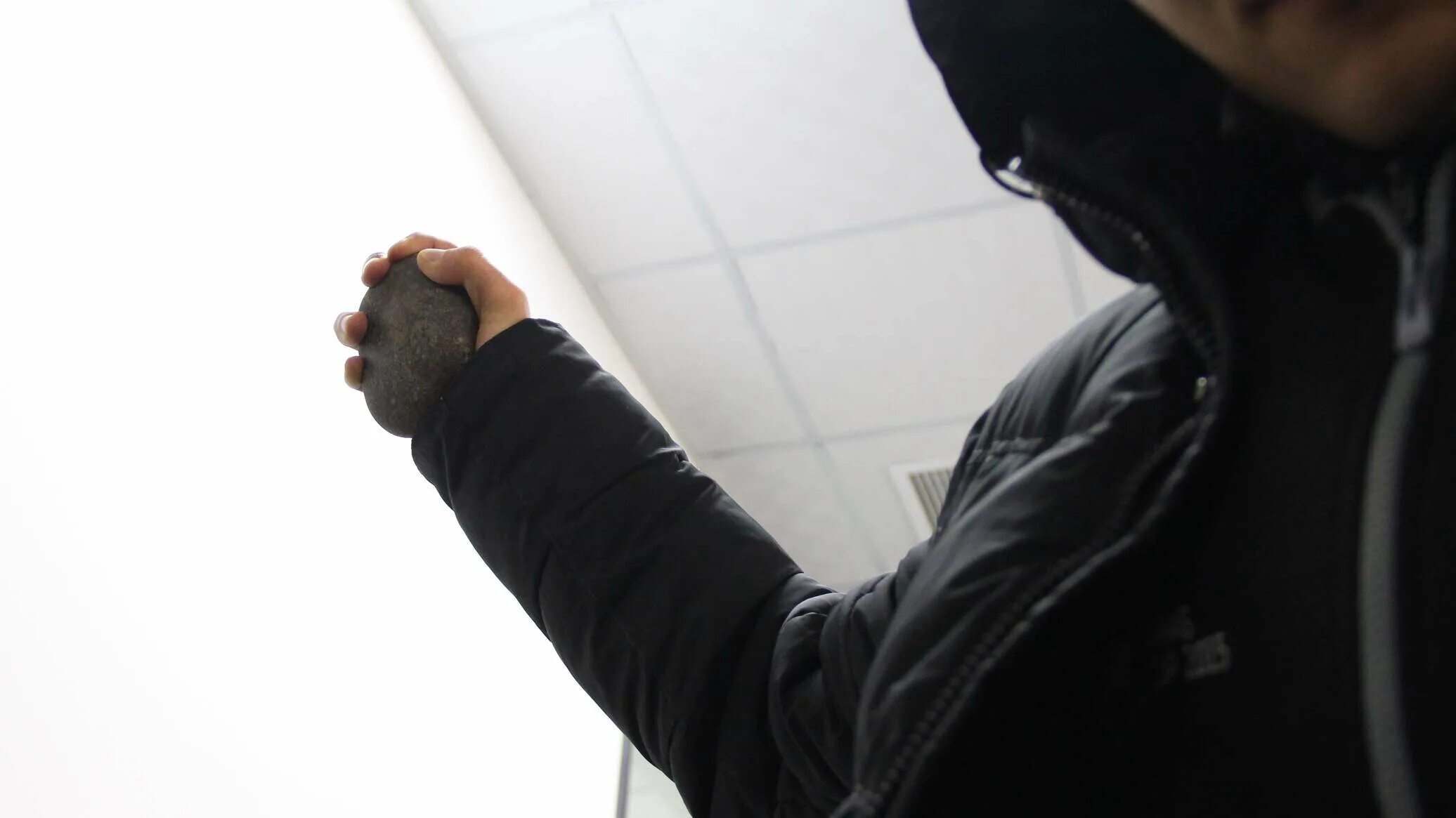 Препятствия камни на дороге. Гигантский валун. Напал камень. Напал камень. Напал камень.