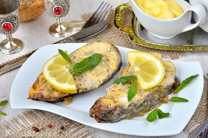 Блюда из сома рецепты. Сом запеченный в духовке. блюда из сома в духовке. сом запеченный в духовке с картофелем. рыба сом запеченная в духовке.