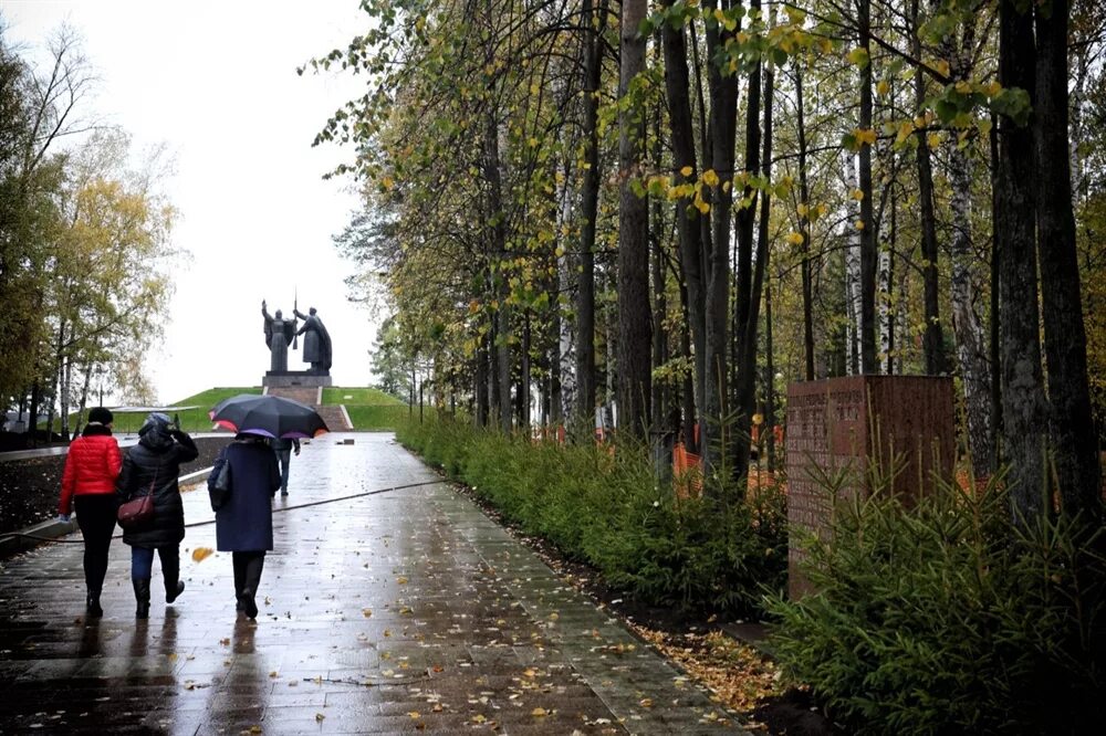 Томский гидрометцентр. Томск осень лагерный сад. Томск осенью. Томск лагерный сад закат. Лагерный сад Томск осенью.