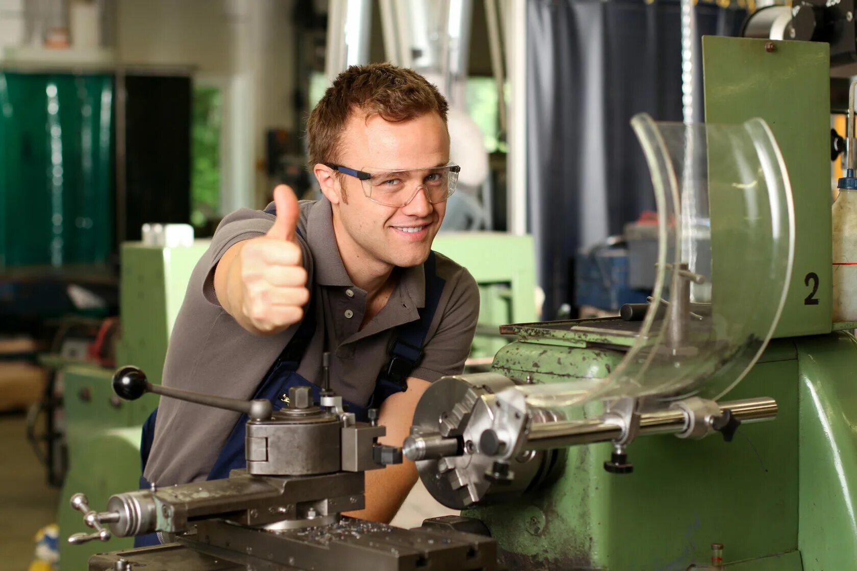 Токарь на станках с числовым программным управлением. Токарь на заводе. Токарная школа александра брюкнера. Станок токаря карусельщика. Токарь револьверщик станок.