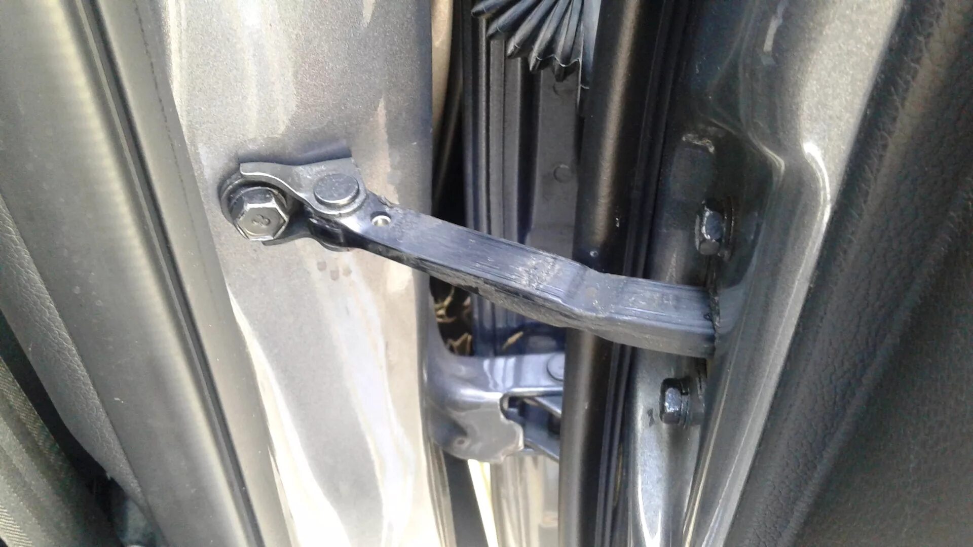 Скрип дверцы. Скрип дверцы. Приоткрытая дверь в квартиру. Приоткрытая дверь в квартиру. Смазка для петель дверей автомобиля.