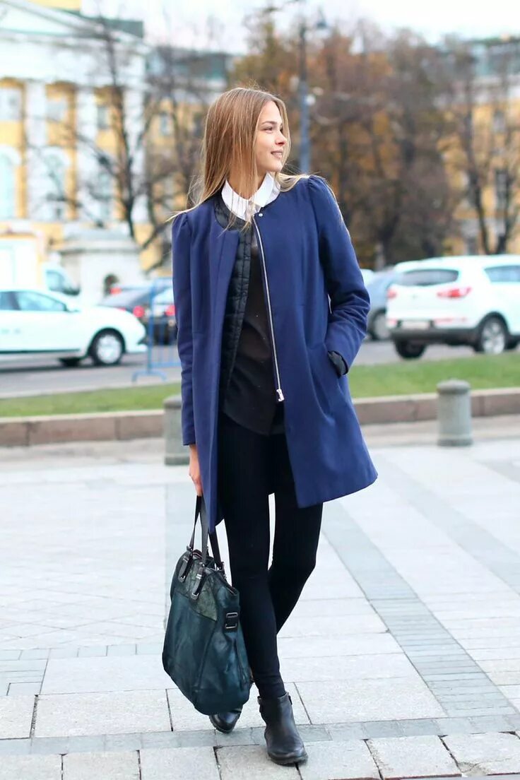 Синее пальто. Темно синее пальто. Образы с синим пальто. Синее пальто женское.