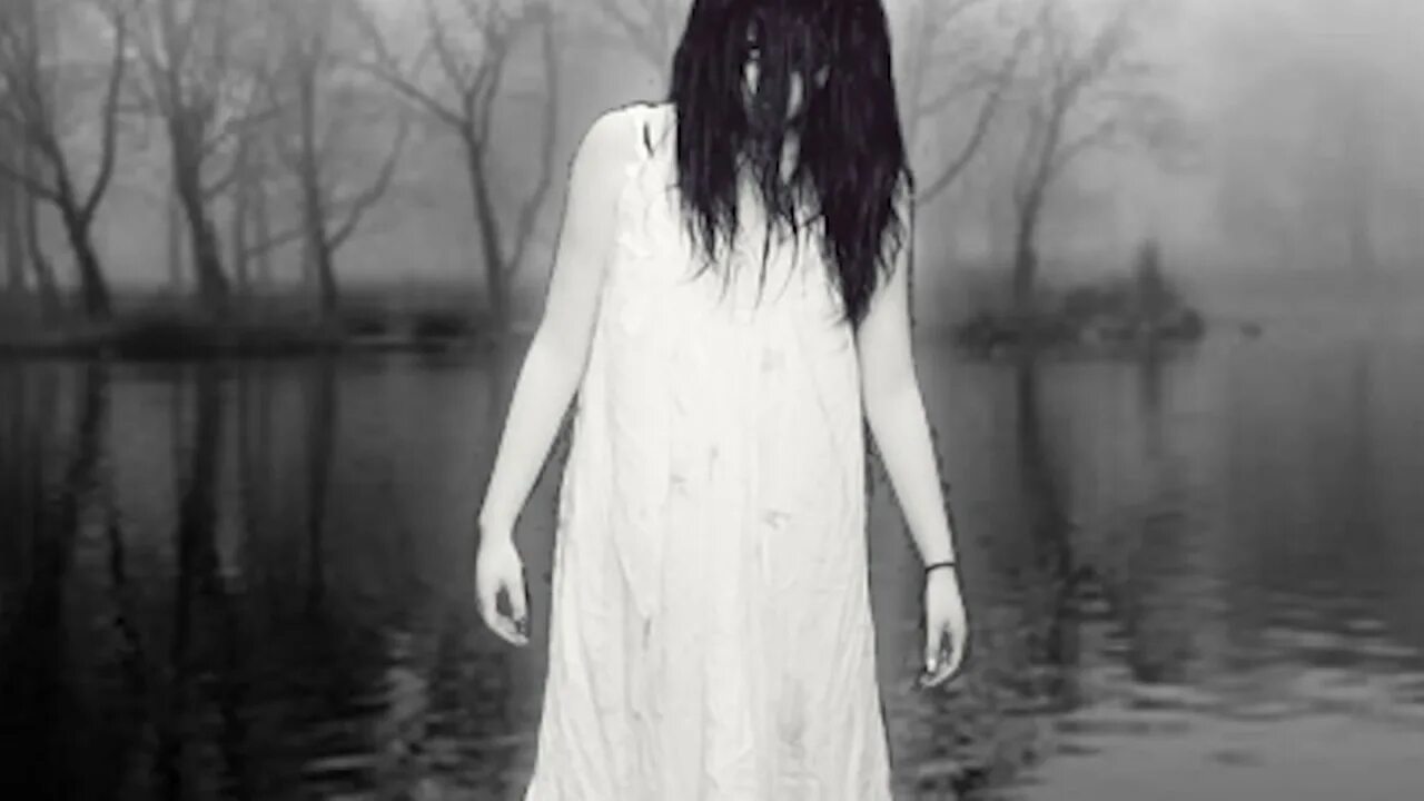 Scary ghost lady s. Scary ghost lady s. Ghost white color. Scary ghost lady s. Женщина в белом с черными волосами.