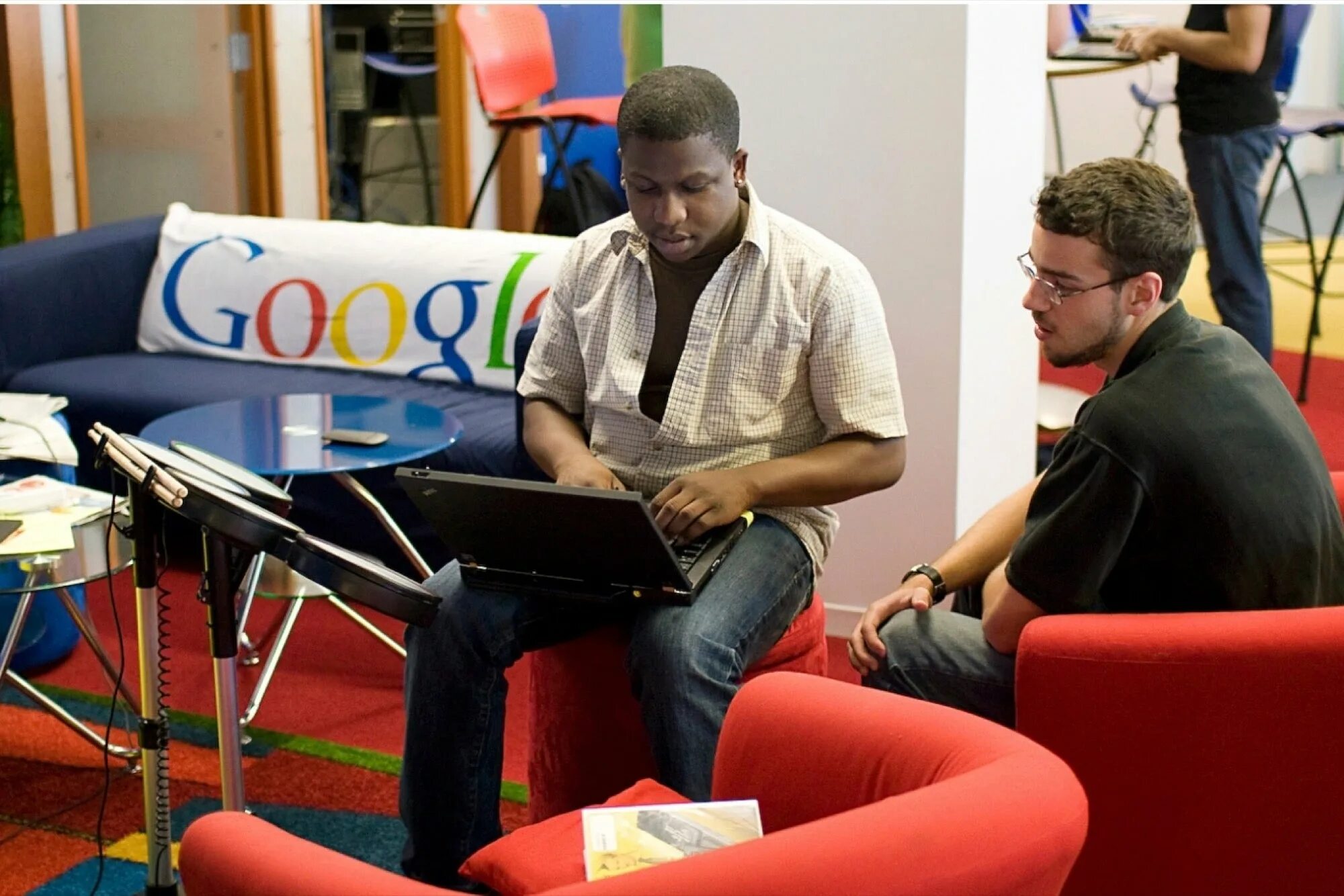 Work in google. Сотрудники google. сотрудники компании гугл. собеседование в гугл. сотрудники гугл фото.