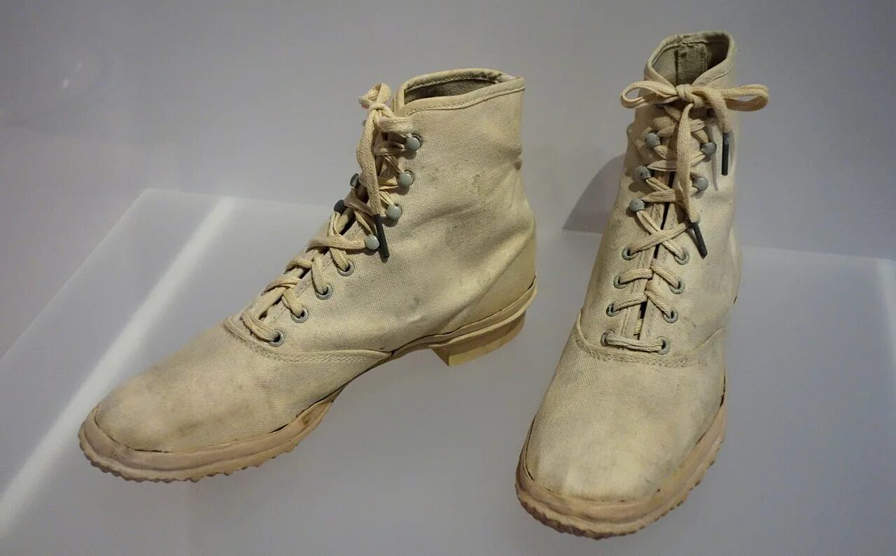 Обувь фирмы кроссовок. "Keds" первые кеды 1916. Обувная фирма конверс 1917. Первые конверсы 1917. Парусиновые ботинки мужские 1900.