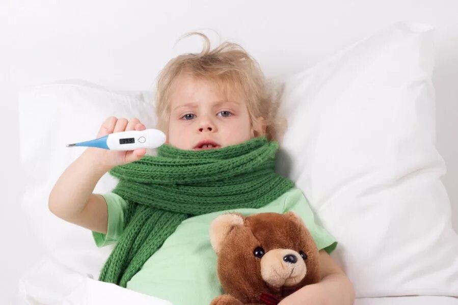 Ребенок заболел часто болеет. Ребенок болеет. Температура у ребенка. ОРВИ У детей. Ребенок с градусником.
