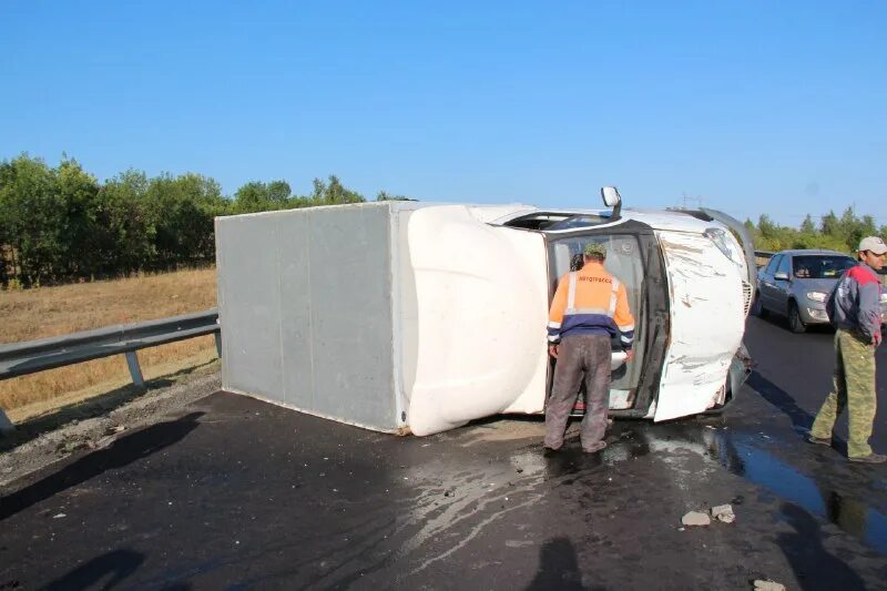 Авария в елшанке 1 декабря с газелью. Новотроицк газель перевернулась 26. Авария на сокольском мосту липецк. 2022. Перевернулась газель сегодня.