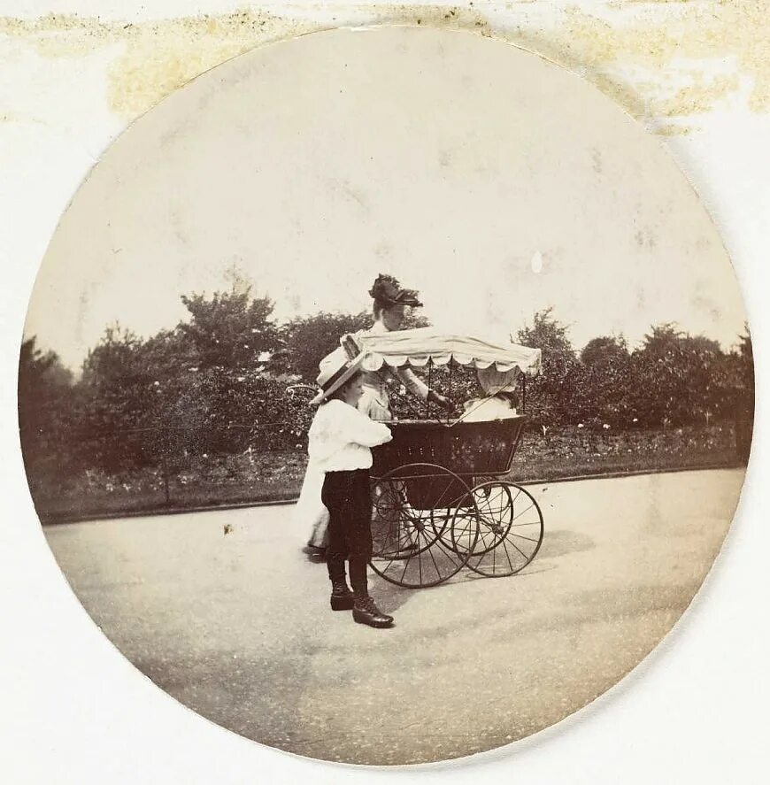 Первые фотографии. Фотоаппарат Кодак 1890. Первые снимки на фотоаппарат. Фотоаппарат 1890 года. Первая фотография в мире.