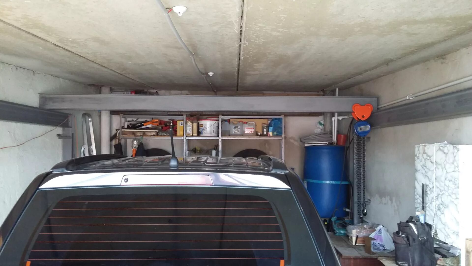 Таль в гараж. Гараж под мтз 82. Балка в гараж. Кран балка 2т самодельная. Тельфер кран балка.