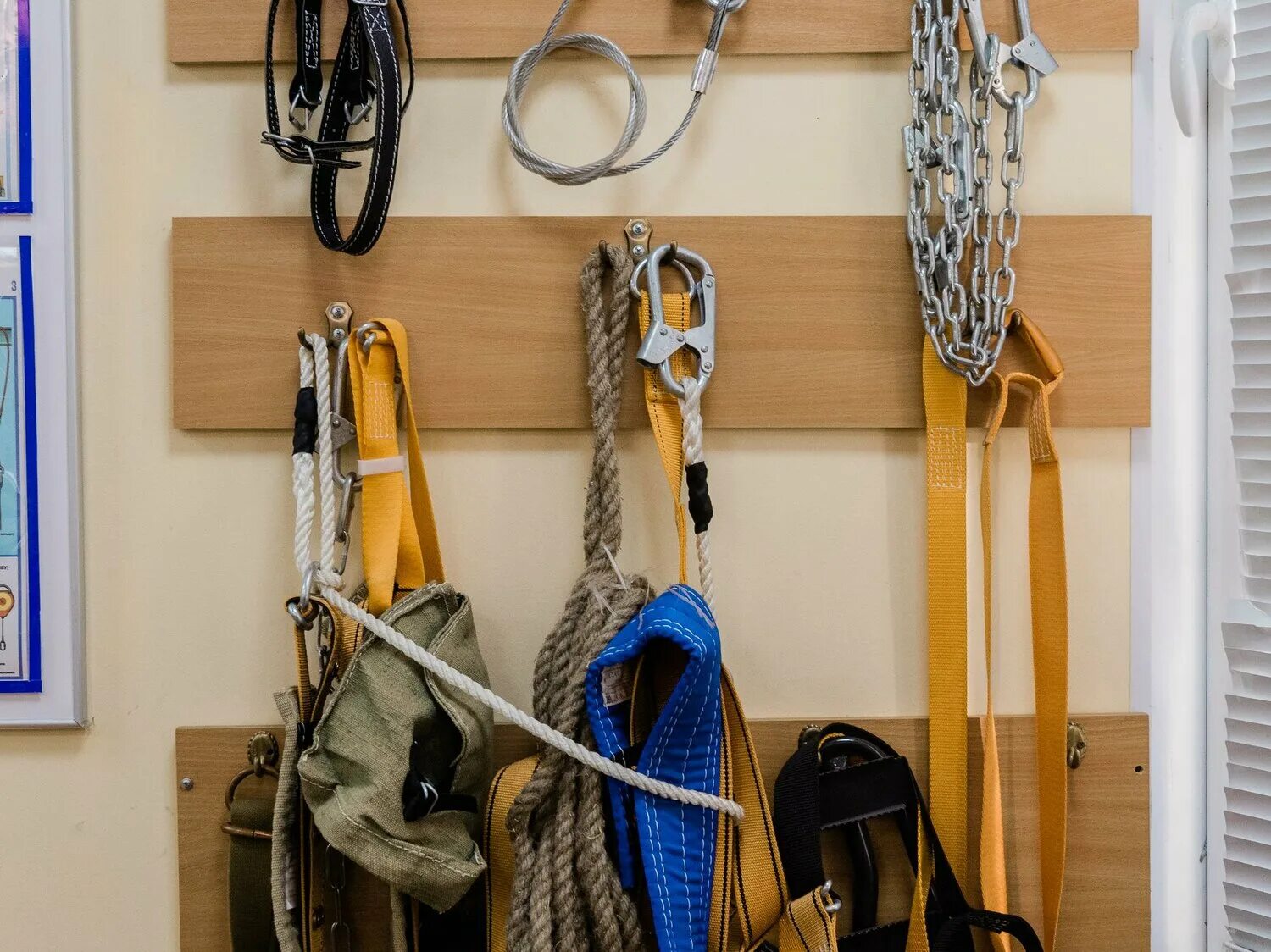 Стенд для хранения грузозахватных приспособлений. Как хранить стропы. Место хранения строп. Место хранения строп. Стенд для хранения стропов.