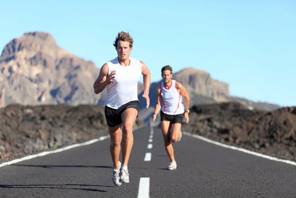 Быстрый бег. Спортсмен бежит. Бегущий человек. Человек бежит вперед. Выносливость.