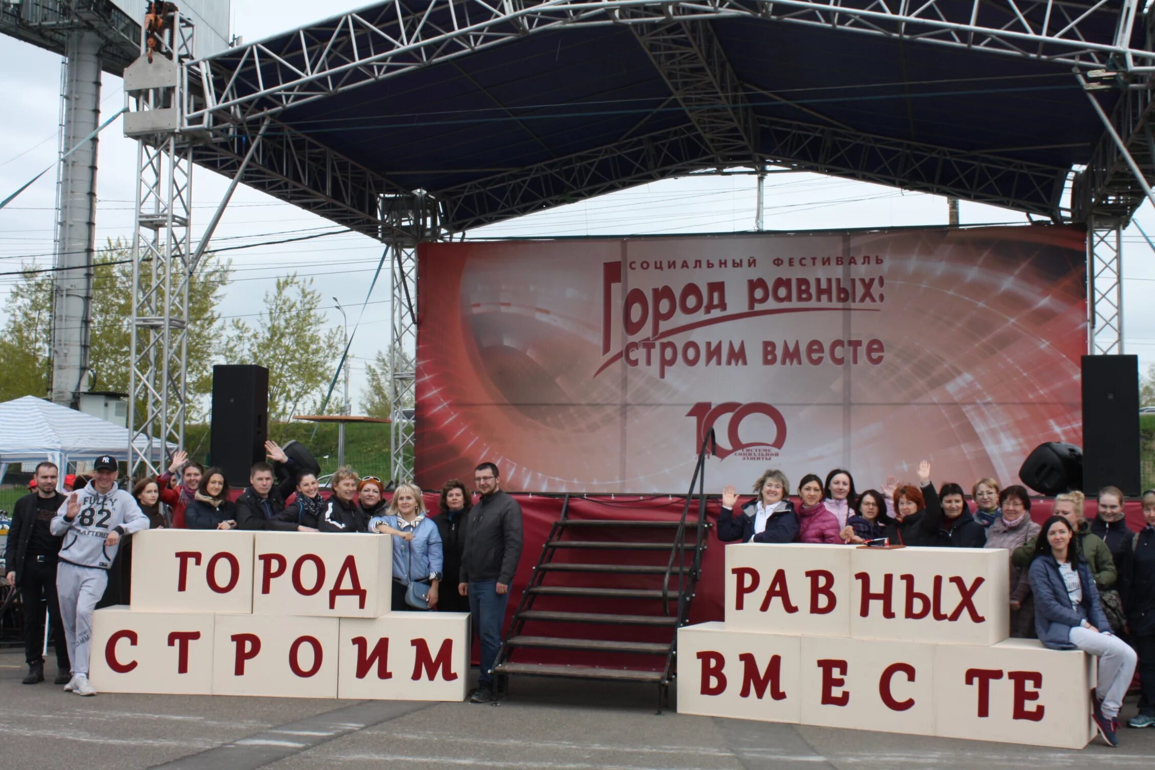 Классные надписи на футболках. Построить дом родить сына. Рожденный строить. Во что бы то ни стало плакат. Рожденный строить.