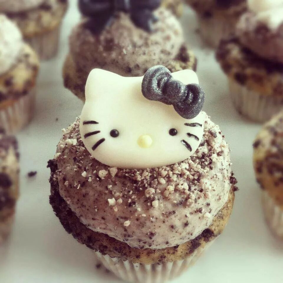 милые японские вкусняшки. пончик с глазурью. милая еда. милые сладости с глазками. миленькие сладости.