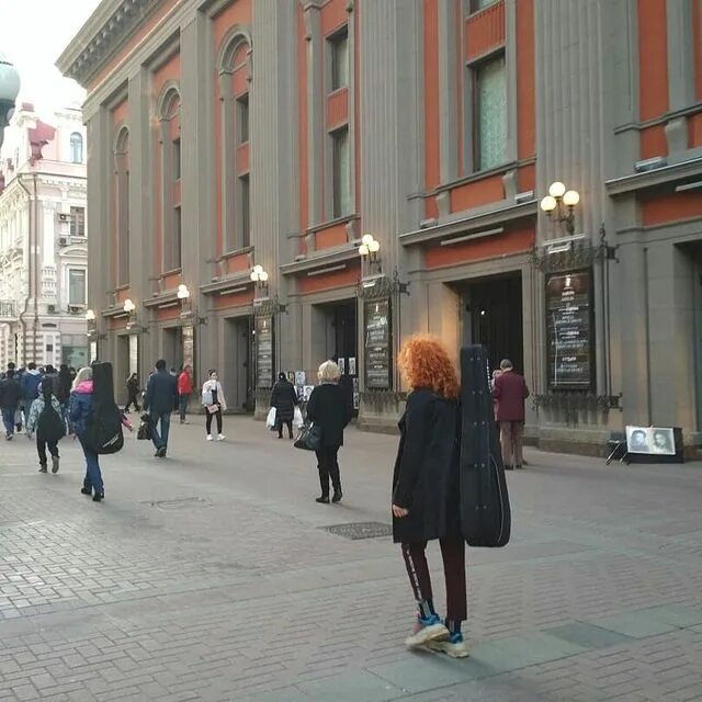 а я иду гуляю по москве. шагая по москве фильм поцелуй. никита михалков а я иду шагаю по москве. никита михалков я шагаю по москве. девушка красиво шагает.