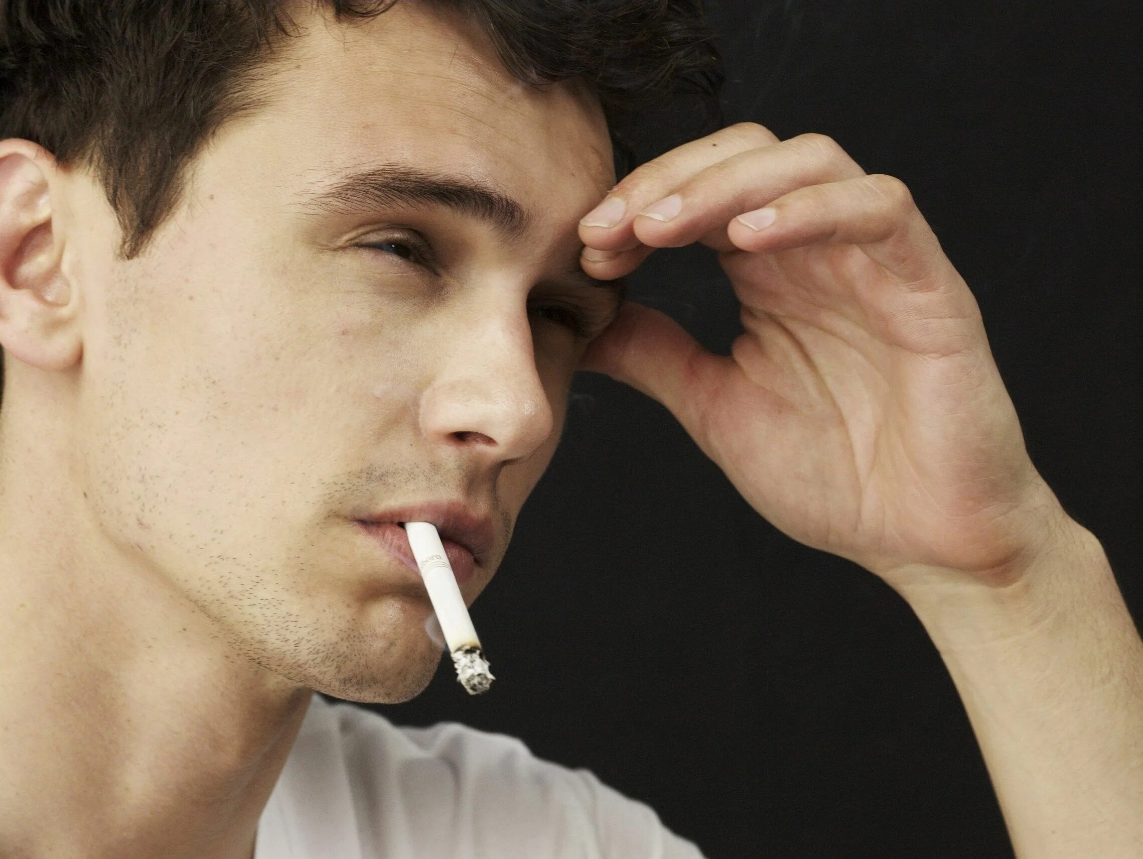 Курить можно мужчинам. Парень с сигаретой. Грустный курящий человек. Сигареты картинки.