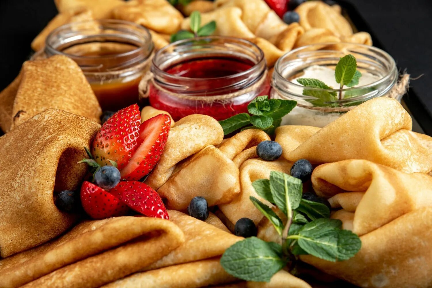 Блины угощение. Сервировка стола с блинами. Стол на масленицу. Угощение блинами на масленицу. Блины на столе.