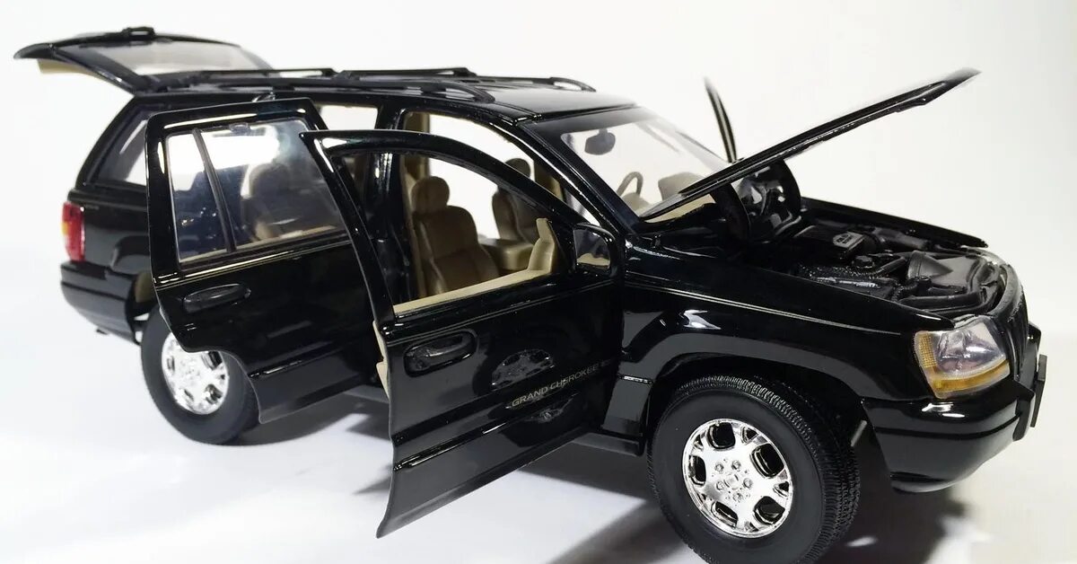 Модели больших машин. Модель джип Гранд Чероки 1/18. Mitsubishi Pajero 1:18. Машинка джип Гранд Чероки 1:18. Jeep Grand Cherokee модель 1 18.