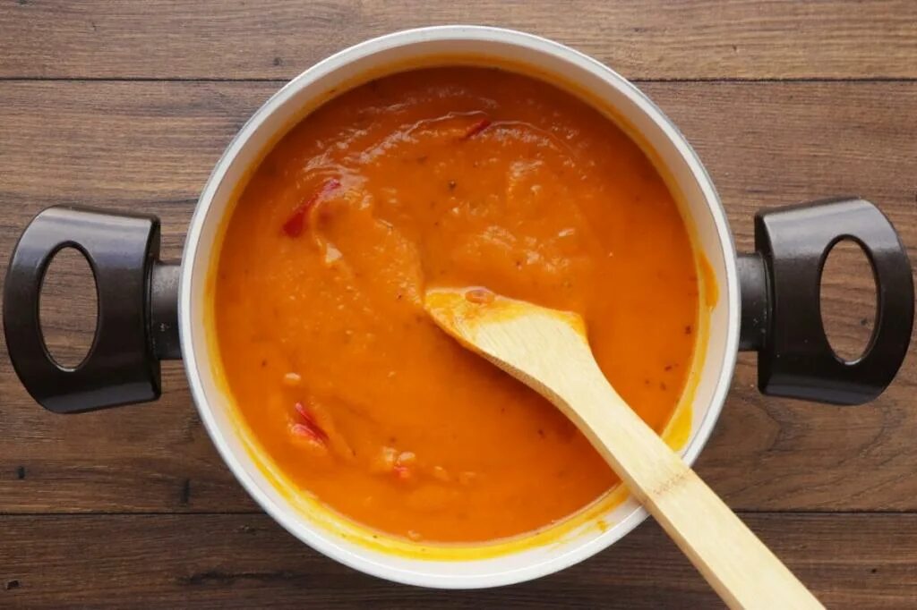 Рецепт приготовления супа из тыквы. Пряный тыквенный суп. Тыквенный суп с пряностями. Суп пюре в кастрюле. Тыквенный суп быстрого приготовления.