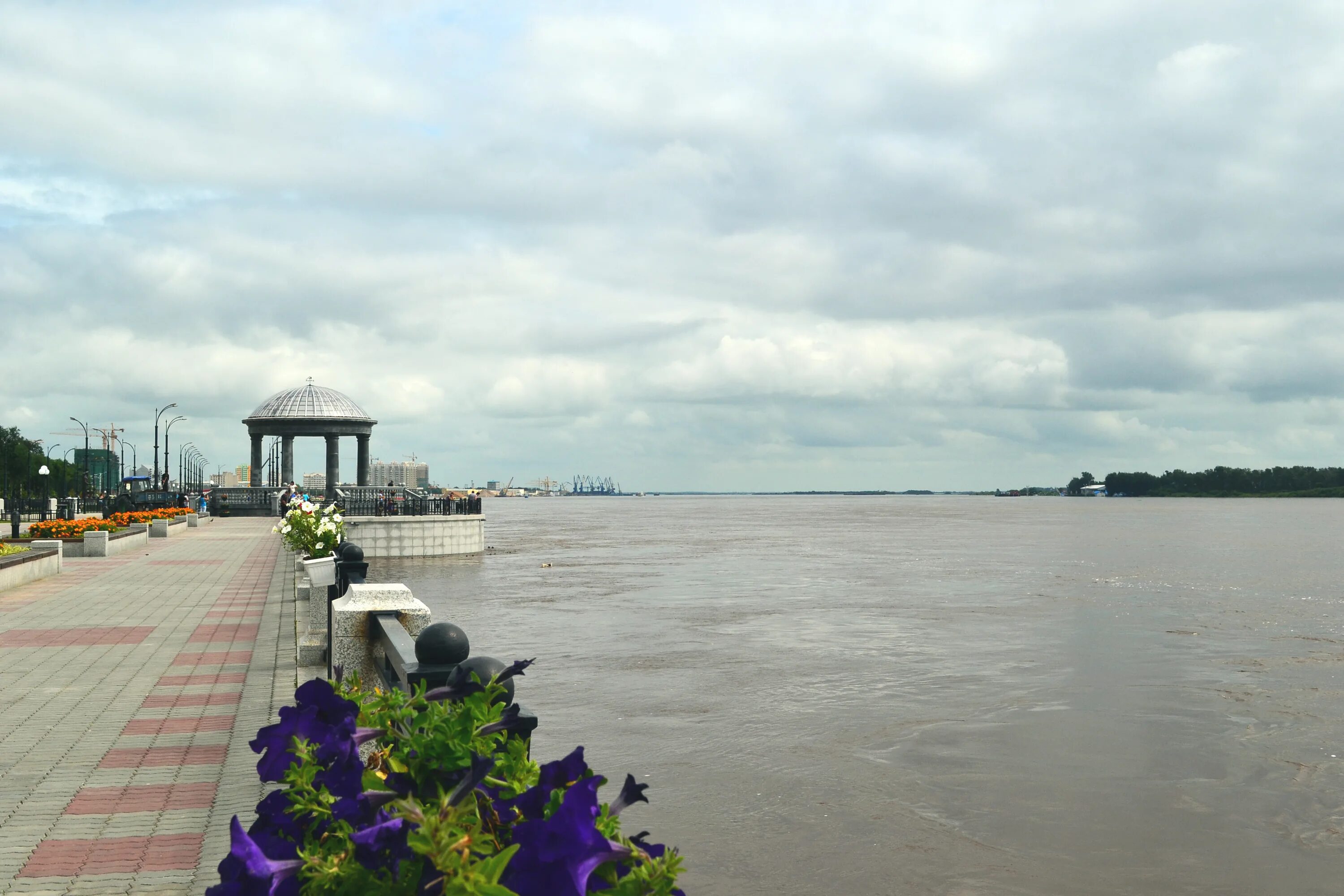 Вода в благовещенске купить. Река Амур Благовещенск. Река Зея Благовещенск. Река Зея Благовещенск Амурская область. Набережная Благовещенска Амурской области.