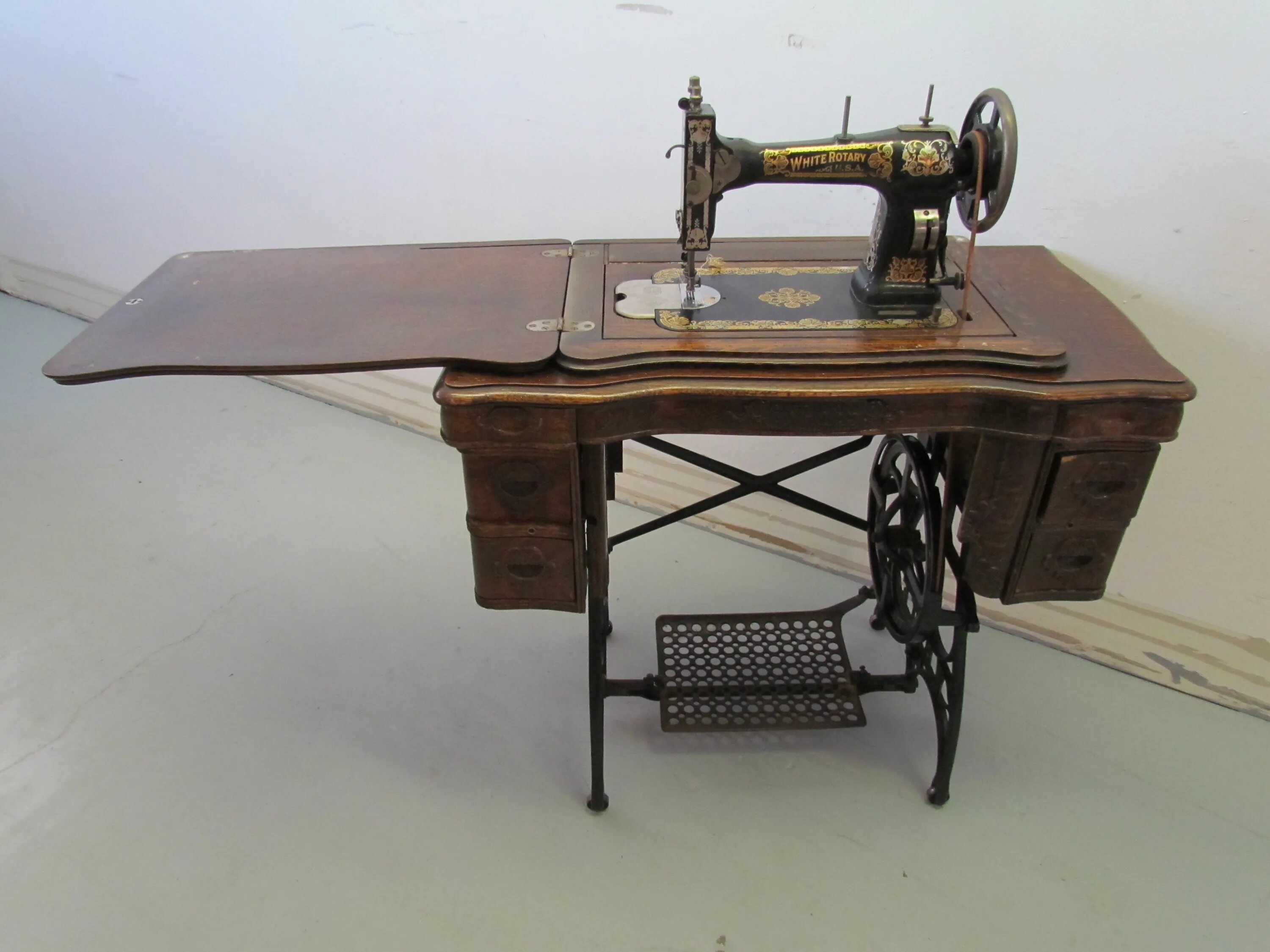 Швейная машинка tendenza. Швейная машинка manufactury Sewing Machines. Швейная машинка Зингер 19 века. Швейная машинка Singer Merritt SR-638.