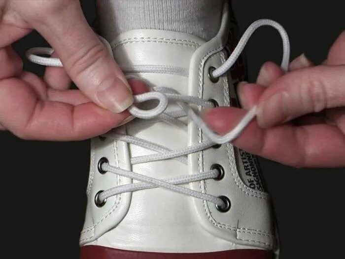 Красивый узел на шнурках кроссовок. Шнурки для ботинок. Красивый узел для шнурков на кроссовках. Развязанные шнурки. Как завязать шнурки на ботинках бантиком