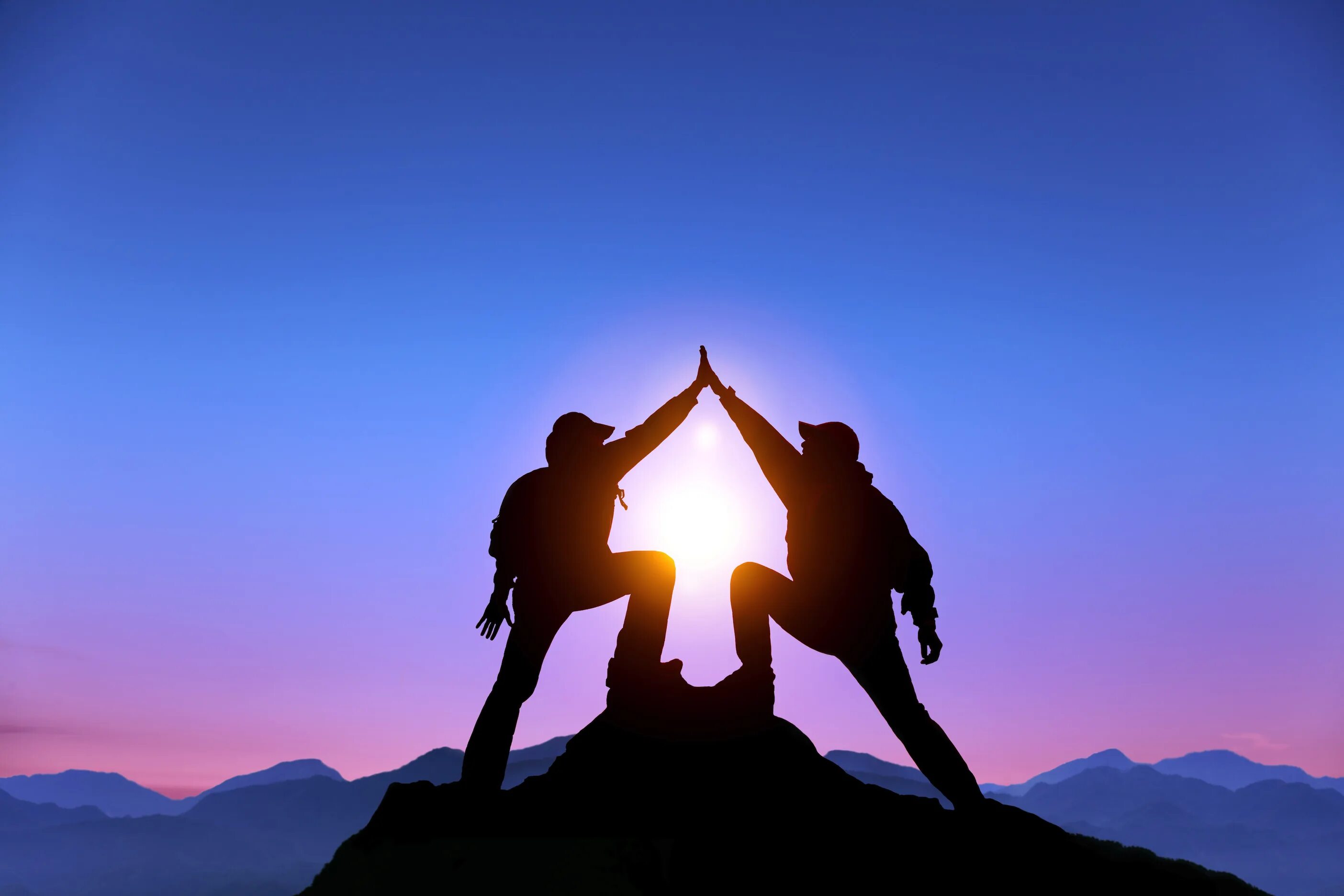 Совместное занятие идиотизмом. Цитаты про объединение людей. Ничто так не сближает людей. Горе сближает людей. Горе сближает людей.