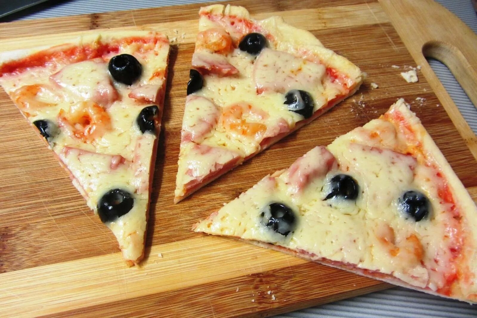 Пицца быстро и вкусно мягкая. Тонкая пицца. тесто для пиццы. тонкое тесто для пиццы. итальянская пицца на тонком тесте.