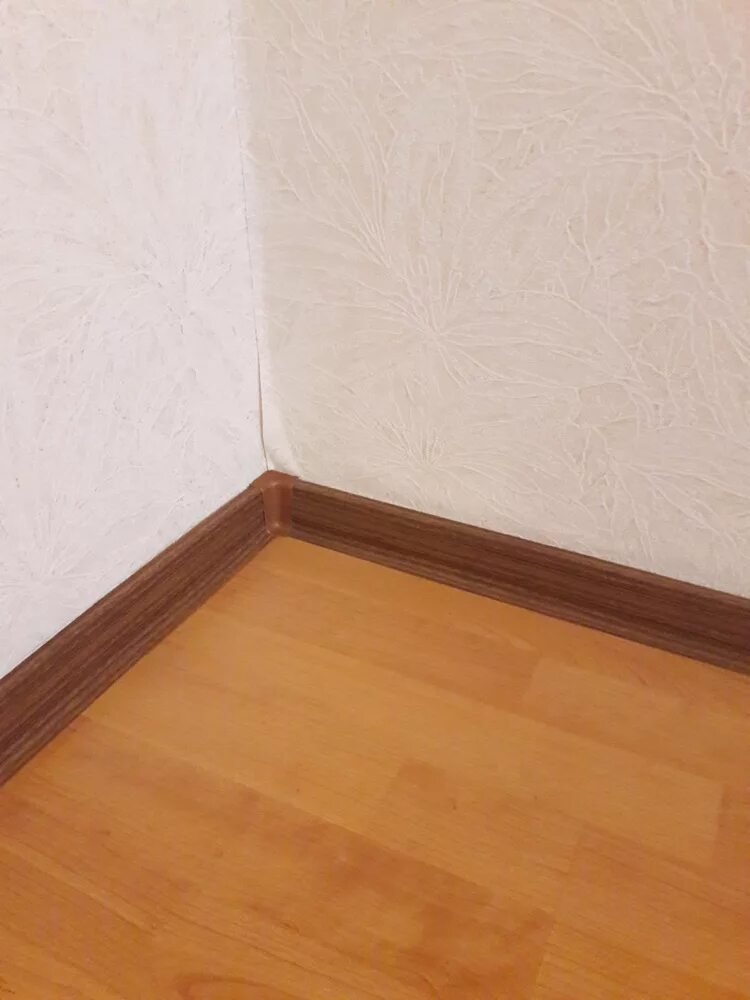 Стоит установить плинтус. Плинтус в комнате. плинтус на пол. плинтус в комнату пластиковые. плинтуса напольные в комнате.