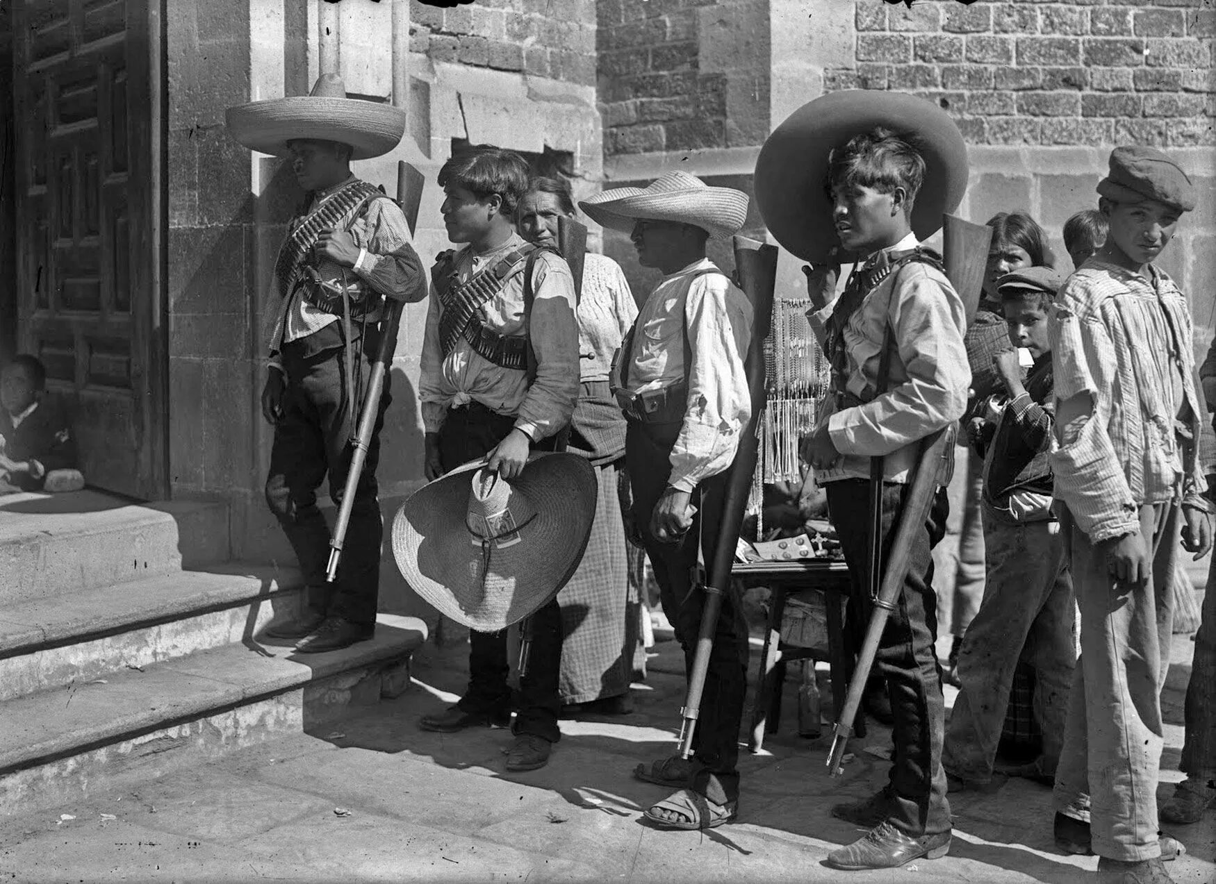 Мексика 20 годов. Мексиканская революция 1910-1917. мексиканские революционеры. мексика 20 век. мексиканцы 20 век.