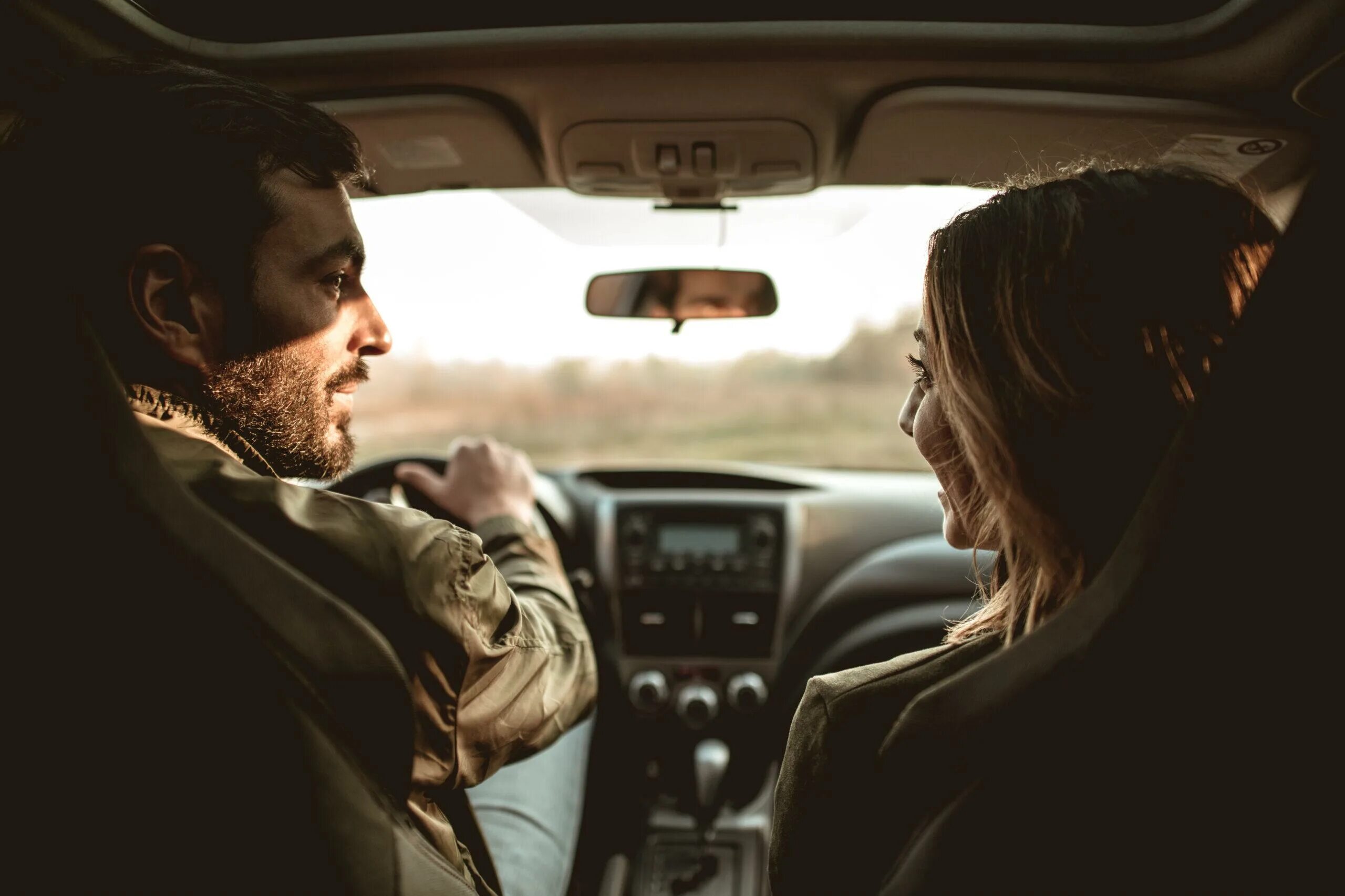Пара сидит в машине. Счастливая пара в машине. Счастливые люди в машине. Пара в машине на пассажирском.